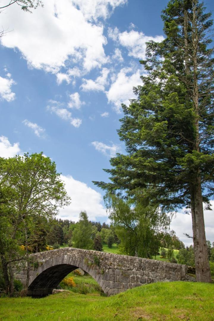Gites De France 24 Personnes - Domaine De Coulagnettes Serverette Εξωτερικό φωτογραφία