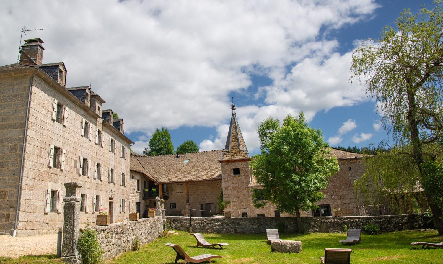 Gites De France 24 Personnes - Domaine De Coulagnettes Serverette Εξωτερικό φωτογραφία